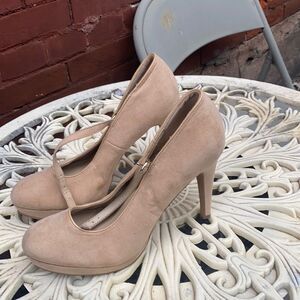 Metaphor faux suede tan heels sz. 8